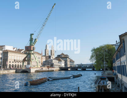 Zurigo, Svizzera. Il 16 aprile 2014. Zurigo la nuova attrazione turistica e arte progetto: un alto 40m vecchia gru portuali sulle rive del fiume Limmat a Zurigo, Svizzera. Il progetto arte rimarranno per il resto del periodo estivo - successivamente la gru sarà disposto. Visibile in background è Zurigo distintivo della cattedrale Grossmunster. Credito: Erik Tham/Alamy Live News Foto Stock