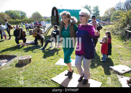 Romany Zingari dancing al di fuori della loro Vardo, zingari e nomadi sito, West Sussex, in Inghilterra, Regno Unito Foto Stock