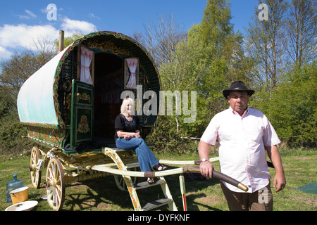 Gli zingari Rom al di fuori del loro Vardo, zingari e nomadi sito, West Sussex, in Inghilterra, Regno Unito Foto Stock