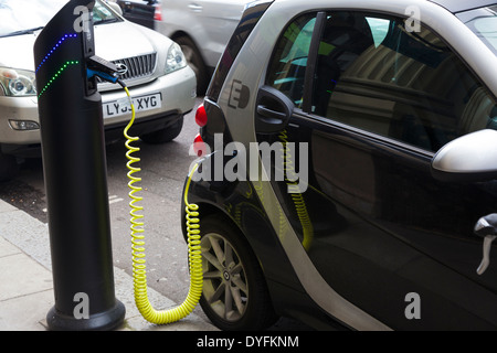 Elettrico Smart Auto sulla carica a carica stradale punto, London, Regno Unito Foto Stock