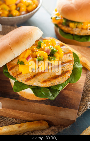 Il Mahi Sandwich di pesce con la salsa e lattuga Foto Stock