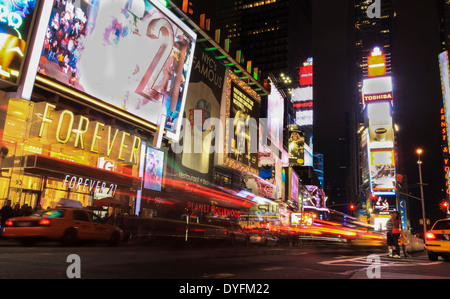 Auto e taxi in Times Square a New York, Stati Uniti d'America Foto Stock