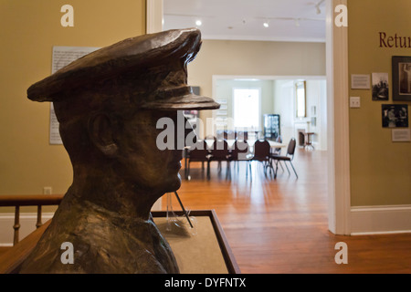 Stati Uniti d'America, Arkansas, Little Rock, MacArthur Museum of Arkansas Storia Militare, busto di General Douglas MacArthur Foto Stock