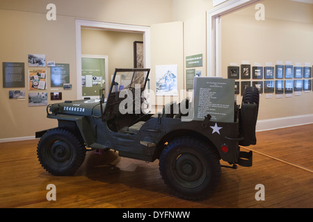 Stati Uniti d'America, Arkansas, Little Rock, MacArthur Museum of Arkansas Storia Militare, mostra sulla guerra mondiale II Jeep Foto Stock