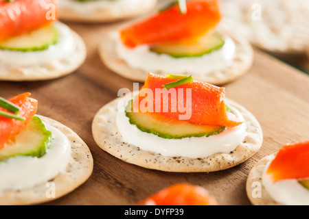 Salmone e Cracker hor d'oeuvres con erba cipollina e panna acida Foto Stock