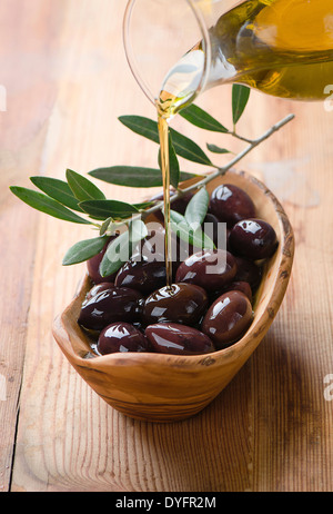 Olive fresche e olio di oliva Foto Stock