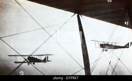 Questa foto dell'album Allen Archer documenta un incidente aereo che coinvolge un Curtiss JN-4 (Jenny) a Camp Logan, Texas. Il JN-4 fu un velivolo di addestramento chiave per l'United States Army Air Service durante la prima guerra mondiale Foto Stock
