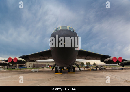 Stati Uniti d'America, Kansas, Wichita, Kansas Aviation Museum, Boeing B-52D USAF bombardiere, fabbricato in Wichita Foto Stock