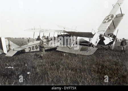 Questa foto documenta un incidente aereo che coinvolge Allen Archer, un aviatore dell'esercito americano, a Camp Logan, Texas. L'incidente si è verificato durante il pilotaggio di un Curtiss JN-4 "Jenny" durante l'addestramento. Foto Stock
