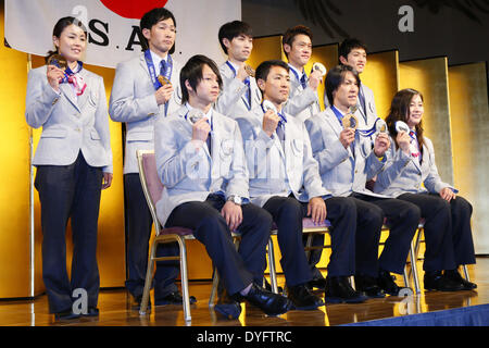 (Riga superiore L-R) L'Ayana Onozuka, Taku Hiraoka Daiki Ito, Taku Takeuchi, Reruhi Shimizu, (riga inferiore L-R) Ayumu Hirano, Noriaki Kasai, Akito Watabe, Tomoka Takeuchi, Aprile 16, 2014 : Sochi Olympic medaglia onore cerimonia si è svolta presso il Tokyo Prince hotel a Tokyo, Giappone. © AFLO SPORT/Alamy Live News Foto Stock