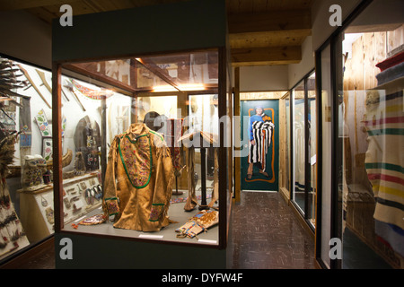 Stati Uniti d'America, Nebraska, Chadron, Museo del commercio di pellicce interno, Nativi Americani vestiti Foto Stock