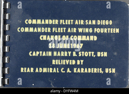 Questa foto della Constantine Karaberis Special Collection mostra che CAPT Stott viene sollevato da RADM Karaberis a NAS North Island, California. L'immagine cattura un momento significativo nelle operazioni di aviazione navale durante il XX secolo. Foto Stock