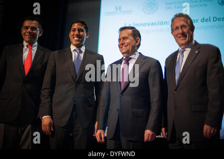 Città del Messico. Xvi Apr, 2014. Amministratore dell'Agenzia statunitense per lo Sviluppo Internazionale Rajiv Shah (2 L), l'Ambasciatore degli Stati Uniti in Messico Anthony Wayne (1R) e il messicano il Ministro delle finanze Ildefonso Guajardo (seconda R) partecipano a una conferenza stampa per la prima riunione ad alto livello del Global Alliance per una efficace cooperazione allo sviluppo in Città del Messico, capitale del Messico, il 16 aprile 2014. © Pedro Mera/Xinhua/Alamy Live News Foto Stock