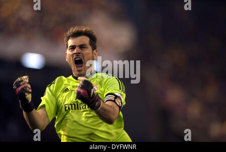 Valencia. Xvi Apr, 2014. Il Real Madrid è il portiere Iker Casillas festeggia dopo la vittoria del re spagnolo's Cup finale tra FC Barcelona e Real Madrid al Mestalla stadio a Valencia in Spagna il 16 aprile 2014. Il Real Madrid vince 2-1. Credito: Xie Haining/Xinhua/Alamy Live News Foto Stock