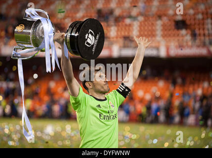 Valencia. Xvi Apr, 2014. Il Real Madrid è il portiere Iker Casillas detiene il trofeo come egli celebra dopo aver vinto il re spagnolo's Cup finale tra FC Barcelona e Real Madrid al Mestalla stadio a Valencia in Spagna il 16 aprile 2014. Il Real Madrid vince 2-1. Credito: Xie Haining/Xinhua/Alamy Live News Foto Stock