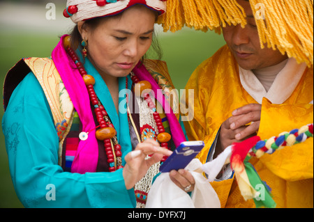 Del popolo tibetano in abito tradizionale con Smart Phone Foto Stock