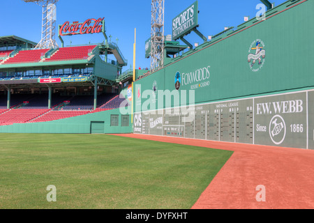 Il mostro verde, il famoso campo di sinistra parete, troneggia sul campo in iconico Fenway Park di Boston, Massachusetts. Foto Stock