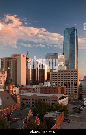 Stati Uniti d'America, Oklahoma, Oklahoma City, elevati dello skyline della città con la torre di Devon al crepuscolo Foto Stock