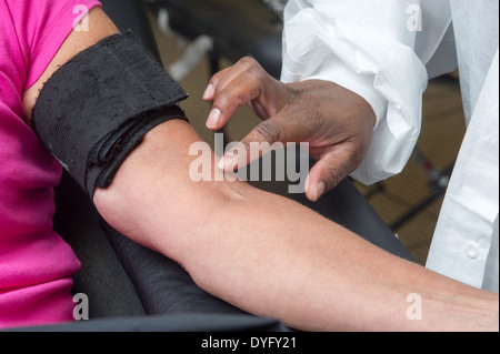 Preparazione del braccio di prelievo del sangue Foto Stock