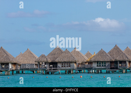 Bungalow Overwater con acqua turchese in Bora Bora, Polinesia Francese Foto Stock