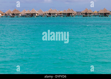 Bungalow Overwater oltre l'acqua turchese in Bora Bora in Polinesia francese Foto Stock