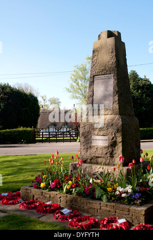 Memoriale di guerra e cottage con il tetto di paglia, Old Bletchley, Buckinghamshire, Inghilterra, Regno Unito Foto Stock