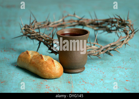 Pane, bicchiere di vino e la corona di spine sul vecchio tavolo Foto Stock