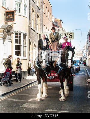 Brighton, Regno Unito . Xvi Apr, 2014. Brighton & Hove Food and Drink Festival Andrew Kay, Harveys della birreria Adie Matthews e sindaco di Brighton & Hove Cllr Denise Cobb arrivando in stile presso Hotel du Vin sull'Harveys dray tirato da Monty e Winston per la Brighton & Hove cibi e bevande Festival di Primavera di lancio. Foto ©Julia Claxton Credito: Julia Claxton/Alamy Live News Foto Stock