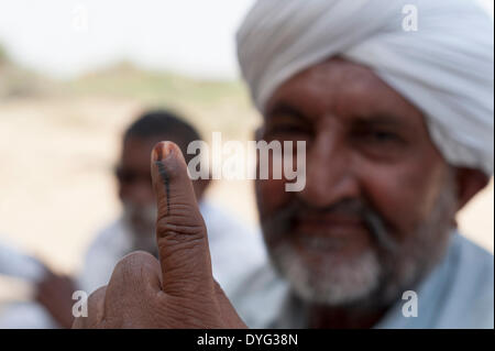 Appross. 15km a ovest di Jaisalmer, Rajasthan, India. Il 17 aprile, 2014. Un villaggio di Rajasthani uomo visualizza il suo dito inchiostrato dopo il voto nelle elezioni indiane in corrispondenza di una stazione di polling circa 15km a ovest di Jaisalmer. Polling per l'Indiano Lok Sabha elezioni in 25 circoscrizioni del Rajasthan, compresi 4 riservati per SC e 3 per st candidati, si sono svolte oggi (17 Aprile), e un ulteriore fase su Aprile 24th. Credito: Lee Thomas/Alamy Live News Foto Stock