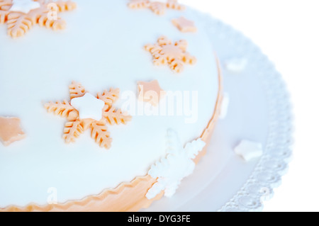 Pasta di zucchero, torta di bianco con decorazioni rosa a forma di stelle e fiocchi di neve. Isolato su sfondo bianco Foto Stock