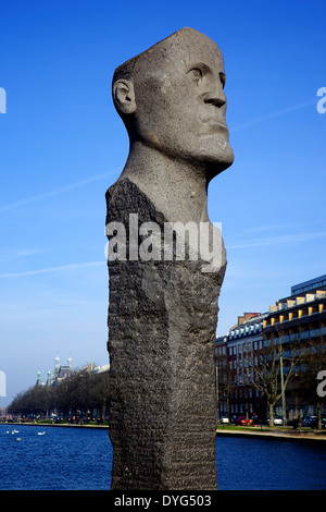 Dodekalitten dallo scultore Tommaso Kadziolas oltre Peblinge Sø lago vicino Søpavillonen, Copenhagen, Danimarca, in Scandinavia, Europa Foto Stock