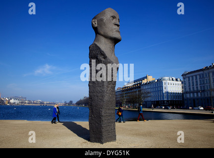 Dodekalitten dallo scultore Tommaso Kadziolas oltre Peblinge Sø lago vicino Søpavillonen, Copenhagen, Danimarca, in Scandinavia, Europa Foto Stock