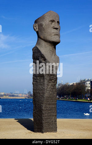 Dodekalitten dallo scultore Tommaso Kadziolas oltre Peblinge Sø lago vicino Søpavillonen, Copenhagen, Danimarca, in Scandinavia, Europa Foto Stock