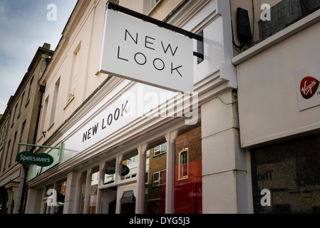 Nuovo look shop e firmare nella città inglese Foto Stock