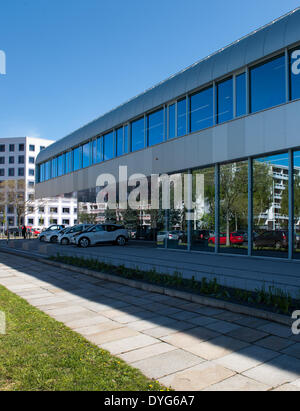 Dresden, Germania. Xvii Apr, 2014. Vehichles sono parcheggiate fuori durante l'apertura del nuovo edificio per la scuola tecnica per tecnologia automobilistica presso l'Università di Scienze Applicate di Dresda, in Germania, il 17 aprile 2014. La HTW è la seconda più grande università di Dresda con 5.300 studenti. Esso ha una eccellente ingegneria ed economia profilo. Il nuovo edificio costo di circa 15 milioni di euro e ospita laboratori e stazioni di prova, sale del veicolo con lezioni e camere di classe. Foto: ARNO BURGI/dpa/Alamy Live News Foto Stock