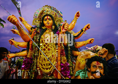 India Bengala Occidentale, Calcutta, Calcutta, alla fine di Durga Puja gli idoli sono buttato fuori per il Fiume Hooghly Foto Stock