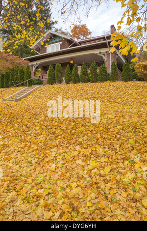Caduto foglie cadono nel Giardino delle Arti e mestieri casa storica BROOKVILLE Jefferson county PENNSYLVANIA USA Foto Stock