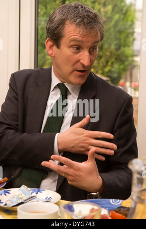 Damian cerve, mp per East Hampshire, in corrispondenza di una prima colazione incontro con i membri del sindacato nazionale degli agricoltori, headley, hampshire, Regno Unito. Foto Stock