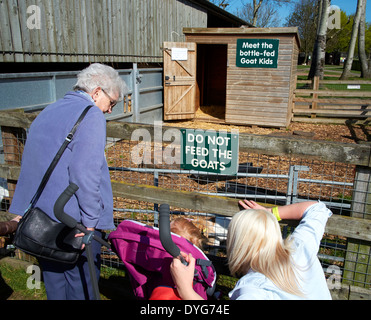 Le persone di fronte a non alimentare le capre segno. White post farm Nottinghamshire England Regno Unito Foto Stock