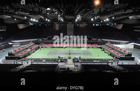 Ostrava, Repubblica Ceca. Xvii Apr, 2014. Repubblica ceca i giocatori di tennis sono state la formazione prima della Fed Cup semifinale partita Repubblica Ceca vs Italia a CEZ Arena di Ostrava, Repubblica ceca, 17 aprile 2014. © Jaroslav Ozana/CTK foto/Alamy Live News Foto Stock