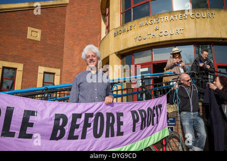 Lewisham attivista della comunità John Hamilton caricato con danni alla proprietà pubblica. Bromley Magistrates Court nel Kent. Foto Stock