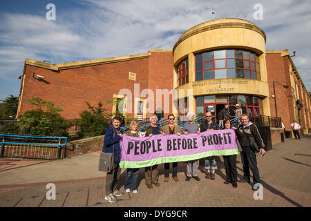 Lewisham attivista della comunità John Hamilton caricato con danni alla proprietà pubblica. Bromley Magistrates Court nel Kent. Foto Stock