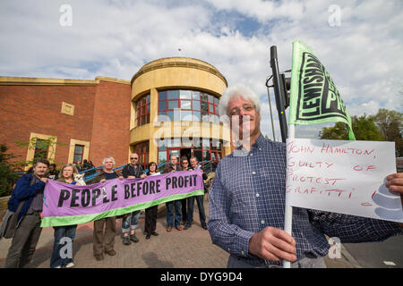 Lewisham attivista della comunità John Hamilton caricato con danni alla proprietà pubblica. Bromley Magistrates Court nel Kent. Foto Stock