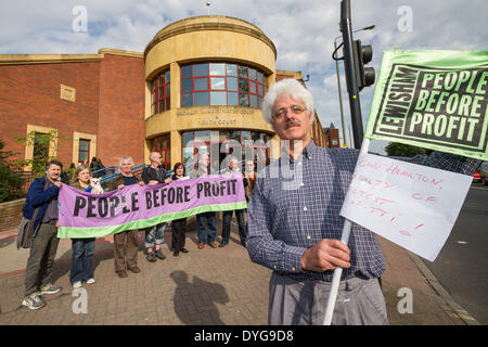 Lewisham attivista della comunità John Hamilton caricato con danni alla proprietà pubblica. Bromley Magistrates Court nel Kent. Foto Stock