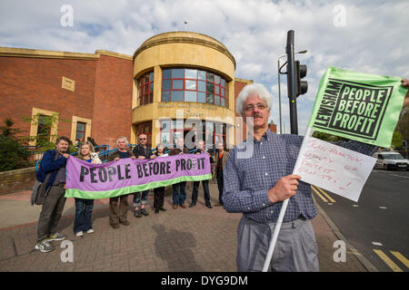 Lewisham attivista della comunità John Hamilton caricato con danni alla proprietà pubblica. Bromley Magistrates Court nel Kent. Foto Stock