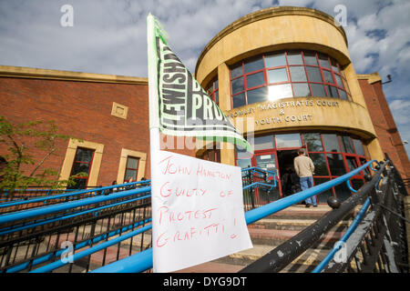 I membri e i sostenitori di Lewisham persone prima parte di profitto (PB4P) al di fuori di Bromley Magistrates Court nel Kent che mostra il supporto per PB4P elevato profilo membro: John Hamilton, che si trova di fronte a cariche di danni alla proprietà pubblica nel sud est di Londra. Foto Stock