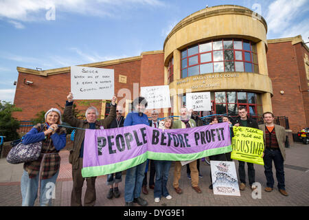 I membri e i sostenitori di Lewisham persone prima parte di profitto (PB4P) al di fuori di Bromley Magistrates Court nel Kent che mostra il supporto per PB4P elevato profilo membro: John Hamilton, che si trova di fronte a cariche di danni alla proprietà pubblica nel sud est di Londra. Foto Stock