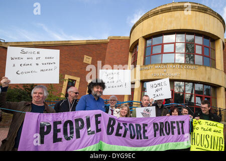 I membri e i sostenitori di Lewisham persone prima parte di profitto (PB4P) al di fuori di Bromley Magistrates Court nel Kent che mostra il supporto per PB4P elevato profilo membro: John Hamilton, che si trova di fronte a cariche di danni alla proprietà pubblica nel sud est di Londra. Foto Stock