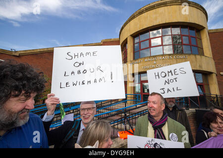 I membri e i sostenitori di Lewisham persone prima parte di profitto (PB4P) al di fuori di Bromley Magistrates Court nel Kent che mostra il supporto per PB4P elevato profilo membro: John Hamilton, che si trova di fronte a cariche di danni alla proprietà pubblica nel sud est di Londra. Foto Stock