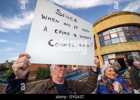 I membri e i sostenitori di Lewisham persone prima parte di profitto (PB4P) al di fuori di Bromley Magistrates Court nel Kent che mostra il supporto per PB4P elevato profilo membro: John Hamilton, che si trova di fronte a cariche di danni alla proprietà pubblica nel sud est di Londra. Foto Stock